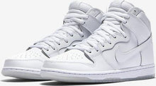 تحميل الصورة إلى عارض المعرض، حذاء NIKE SB DUNK HIGH WHITE ICE (2015) جديد مقاس 12 شهرًا