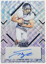 将图片加载到图库查看器,2022 Leaf Metal Draft Travis Dye Silver Autograph Football Card 12/30 BA-TD1