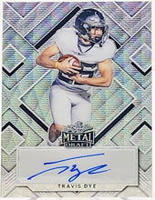 将图片加载到图库查看器,2022 Leaf Metal Draft Travis Dye Silver Autograph Football Card 12/30 BA-TD1