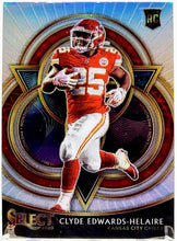 تحميل الصورة إلى عارض المعرض، 2020 Panini Select Phenomenon Silver Prizm Clyde Edwards-Helaire #P21 Rookie RC