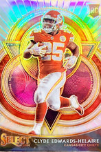 تحميل الصورة إلى عارض المعرض، 2020 Panini Select Phenomenon Silver Prizm Clyde Edwards-Helaire #P21 Rookie RC
