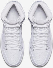 تحميل الصورة إلى عارض المعرض، حذاء NIKE SB DUNK HIGH WHITE ICE (2015) جديد مقاس 12 شهرًا