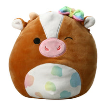 تحميل الصورة إلى عارض المعرض، Squishmallows Griella The Cow Winking with Pastel Spotted Belly & Bow دمية محشوة من القطيفة مقاس 7.5 بوصة