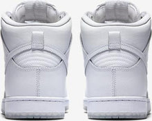تحميل الصورة إلى عارض المعرض، حذاء NIKE SB DUNK HIGH WHITE ICE (2015) جديد مقاس 12 شهرًا