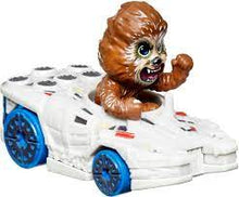 تحميل الصورة إلى عارض المعرض، سيارة Hot Wheels RacerVerse Die-Cast مع Chewbacca