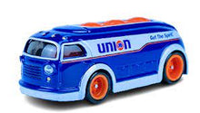 تحميل الصورة إلى عارض المعرض، سيارة Hot Wheels Premium 2023 Pop Culture Vintage Oil Union 76 Haulin' Gas Vehicle 4/5