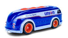 تحميل الصورة إلى عارض المعرض، سيارة Hot Wheels Premium 2023 Pop Culture Vintage Oil Union 76 Haulin' Gas Vehicle 4/5