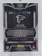 تحميل الصورة إلى عارض المعرض، 2022 Panini Black Drake London Rookie Auto /25 #104 ATLANTA FALCONS