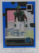 تحميل الصورة إلى عارض المعرض، 2022 Donruss Clearly Ahmad Sauce Gardner Rated Rookie Auto Blue 64/99 Jets SSP