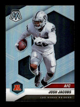 تحميل الصورة إلى عارض المعرض، 2021 Panini Mosaic Silver Prizm Josh Jacobs #235 Las Vegas Raiders