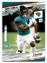 تحميل الصورة إلى عارض المعرض، بطاقة لاعب كرة القدم المبتدئ ترافيس إتيان جونيور رقم 208 من مجلة بانيني كرونيكلز بريستيج فوتبول لعام 2021