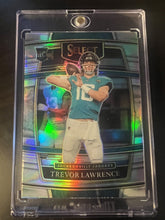 تحميل الصورة إلى عارض المعرض، 2021 Panini Select Concourse Silver Prizm Trevor Lawrence Rookie #43 Jaguars