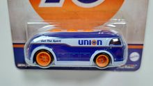 تحميل الصورة إلى عارض المعرض، سيارة Hot Wheels Premium 2023 Pop Culture Vintage Oil Union 76 Haulin' Gas Vehicle 4/5