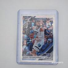 تحميل الصورة إلى عارض المعرض، 2019-20 Donruss Optic Silver Wave Jonas Valanciunas #130 New Orleans Pelicans
