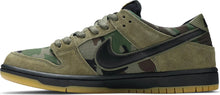 تحميل الصورة إلى عارض المعرض، حذاء Nike SB Zoom Dunk Low Pro Camouflage مقاس 10.5M / 12W
