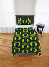 Load image into Gallery viewer, Oregon Ducks Rotary Bed In Bags - Assorted Size
