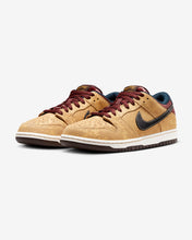 Load image into Gallery viewer, Nike SB Dunk Low City of Cinema Size 10.5M New
