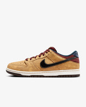 Load image into Gallery viewer, Nike SB Dunk Low City of Cinema Size 10.5M New
