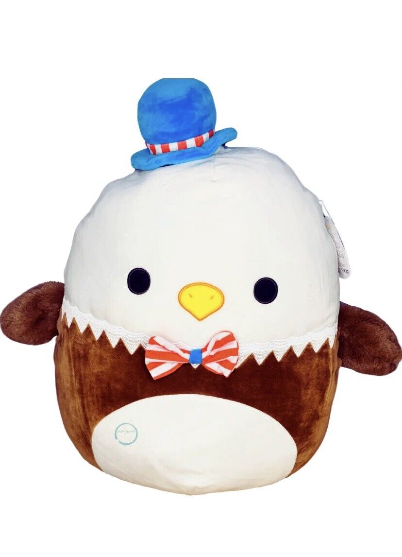 دمية محشوة من Squishmallows Edward the Bald Eagle ترتدي قبعة حمراء وبيضاء وزرقاء وربطة عنق على شكل فيونكة مقاس 16 بوصة