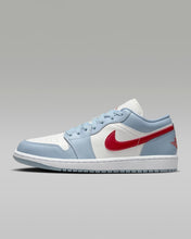 تحميل الصورة إلى عارض المعرض، حذاء Air Jordan 1 Low &#39;Blue Whisper Dune Red الجديد مقاس 9W / 7.5M
