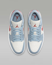 تحميل الصورة إلى عارض المعرض، حذاء Air Jordan 1 Low &#39;Blue Whisper Dune Red الجديد مقاس 9W / 7.5M
